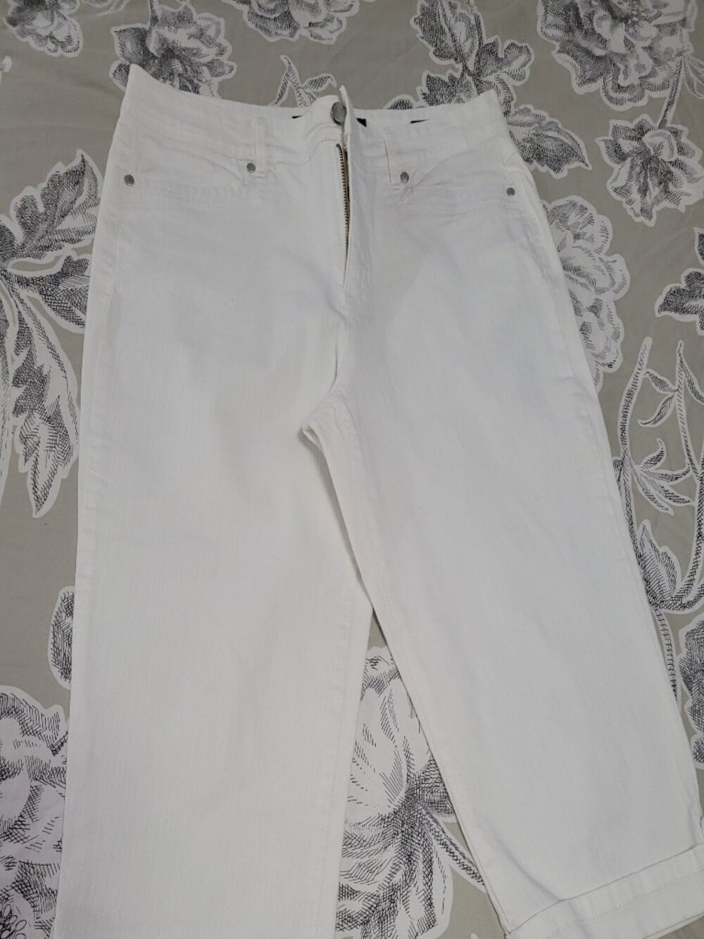 Gloria Vanderbilt White Capri Jeans Size 8 EUC
